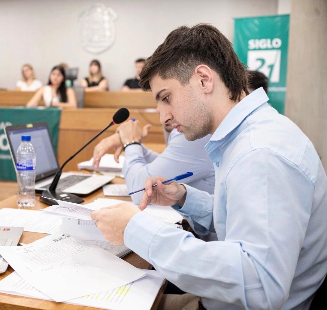 Dante Joaquín Bringas trabajando con documentación en una actividad académica