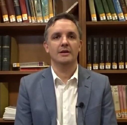 Héctor Ricardo Lago en una biblioteca